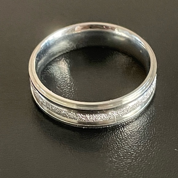 6mm silver frosted ring size 10 - Picture 5 of 8